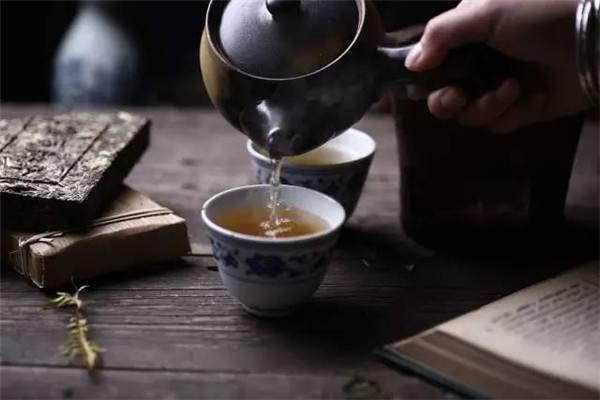 走入茶中，泡出自我