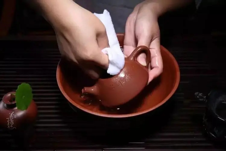 紫砂壺上的茶垢，該不該清理？