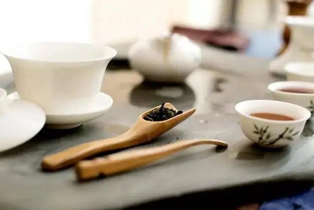 為什么有時(shí)喝茶嗓子會(huì)發(fā)干？