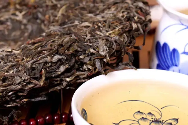 喝普洱茶，生茶和熟茶哪個(gè)更適合你？